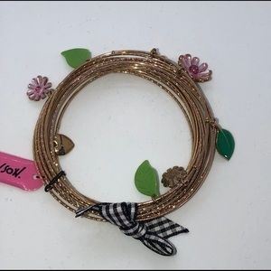 NWT BETSEY JOHNSON DAISY CHARM BANGLE BRACELET